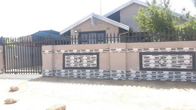 House For Sale in Mohlakeng, Randfontein