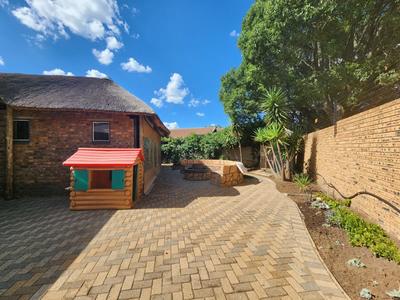 House For Sale in Helikonpark, Randfontein