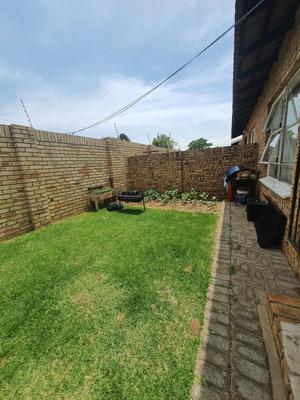 Townhouse For Sale in Finsbury, Randfontein