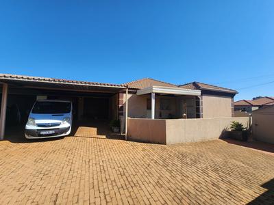 Townhouse For Sale in Eike Park, Randfontein